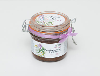 Natural exfoliant for normal and dry skin in a 250g glass jar with wire closure. Features Damascena rose essential oil, dry rose flowers, sea salt, and almond oil. Ideal for gentle exfoliation and moisturizing, enhancing skin softness and elasticity.