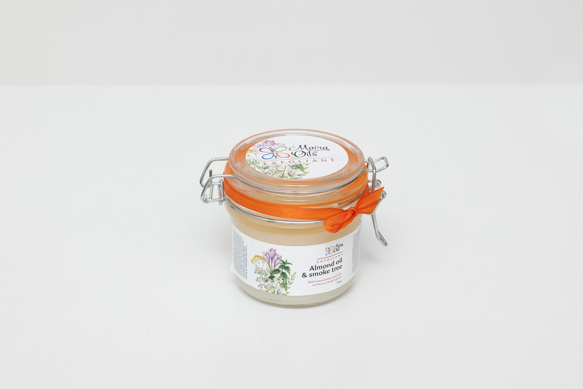 Almond scrub with sumac essential oil in a 250g glass jar with wire closure. Natural exfoliant enriched with almond oil and sumac essential oil for gentle exfoliation and hydration. Ideal for all skin types.